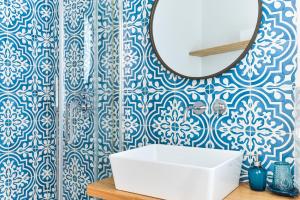 A bathroom at Villa Fantagali apt 502