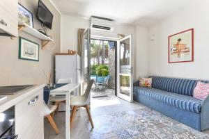 A seating area at Villa Fantagali apt 502