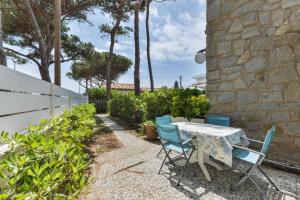 A garden outside Villa Fantagali apt 502