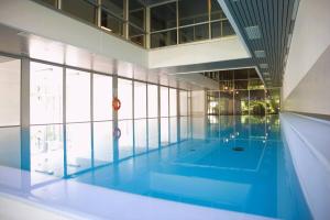 Πισίνα στο ή κοντά στο Modern 2 bedroom apartment with pool and gym