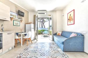 A seating area at Villa Fantagali apt 502