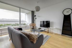 Μια τηλεόραση ή/και κέντρο ψυχαγωγίας στο Modern 2 bedroom apartment with pool and gym
