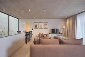 ein Wohnzimmer mit 2 Sofas und einer Küche in der Unterkunft Marelys Villa Nea Skioni by Halkidiki Villas in Nea Skioni