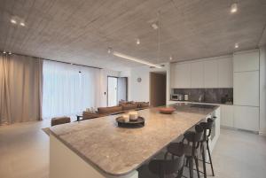 Η κουζίνα ή μικρή κουζίνα στο Marelys Villa Nea Skioni by Halkidiki Villas