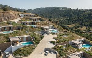 eine Luftaufnahme eines Hauses auf einem Hügel in der Unterkunft Marelys Villa Nea Skioni by Halkidiki Villas in Nea Skioni