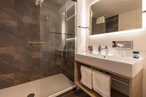 un bagno con lavandino e doccia di Fletcher Hotel - Resort Spaarnwoude a Velsen-Zuid
