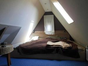 เตียงในห้องที่ Ferienhaus In Norden Mit Großem Garten