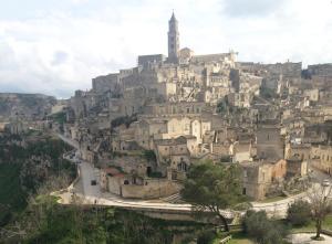 una ciudad en la cima de una montaña en Casa Du Mattneer, en Matera