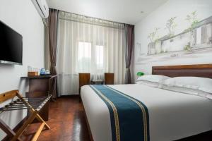Katil atau katil-katil dalam bilik di Nostalgia Hotel Beijing Guozijian Ghost Street - Near Beijing Lama Temple, Beihai Park, Jingshan Park, Drum Tower, Houhai Bar Street, Tian'anmen Square, Located in Beijing traditional Hutongs, 5 minutes away from Beixinqiao Metro Station