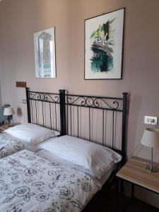 A bed or beds in a room at Albergo Milano 1920