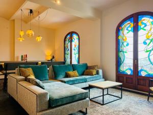 卡达克斯Casa Amici - Luxe in Cadaqués的带沙发和彩色玻璃窗的客厅