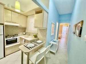 Kuchyň nebo kuchyňský kout v ubytování BLE, Oneiropagida, Aegina