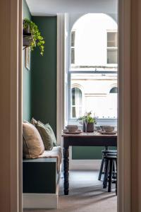 Χώρος καθιστικού στο Henrietta Quarters - Central Bath Retreat