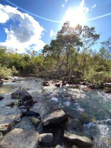 a river with rocks and trees on a sunny day at Chale Baru - AC - rio e ofuro - Cavalcante in Teresina de Goias