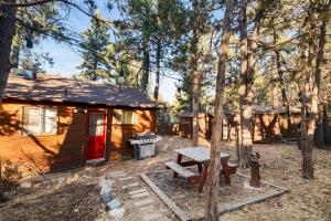 a log cabin with a picnic table in front of it at Charming Mountain Getaway in Sugarloaf