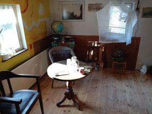 a room with a table and two chairs and a table and a window at Ruhig und spartanisch Wohnen in Lichtenwalde 2 in Lichtenwalde