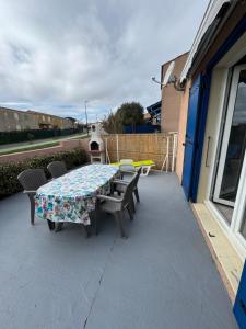 フルーリーにあるLa maison de la merのパティオ(テーブル、椅子付) +2枚の写真