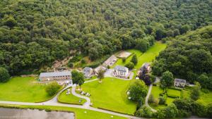 una vista aérea de una casa en medio de un parque en Gîte Basilic Havre de Paix pour 7 Personnes au Cœur de la Nature et près de la Meuse, en Vireux-Wallerand