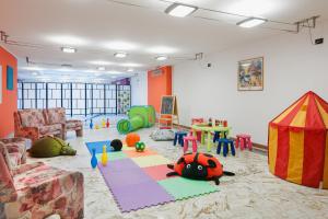 a room filled with lots of different types of furniture at Hotel Europeo in Sottomarina