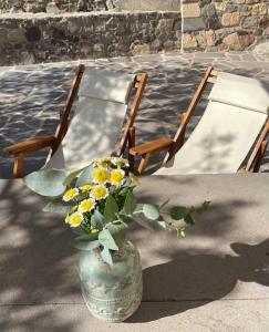 two chairs and a vase with flowers in it at Kontos Village House in Kondós