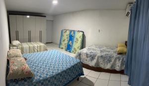 una habitación con dos camas en una habitación en Milagres, en São Miguel dos Milagres 4 fotos más