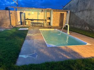 una piscina con una fuente de agua en un patio en Milagres, en São Miguel dos Milagres