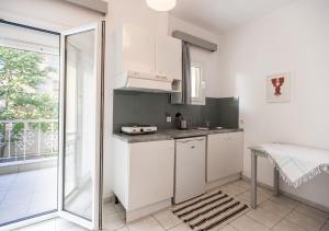 Kuchyň nebo kuchyňský kout v ubytování Afkos Apartments