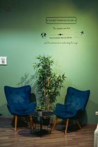 A seating area at QUO Milano