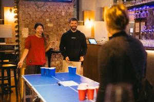 un hombre y una mujer parados en una mesa en un bar en QUO Milano, en Milán