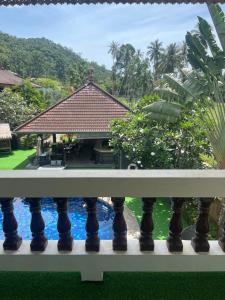 Bazén v ubytování Tropical Palm nebo v jeho okolí