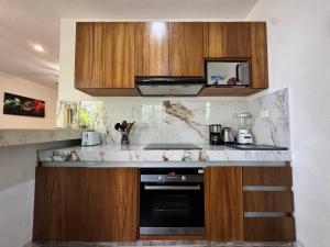 Η κουζίνα ή μικρή κουζίνα στο Modern 2BR Apt-3 Baths-Pool-Wi-Fi-Steps to Beach