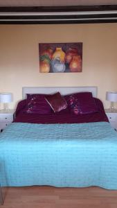 ein Schlafzimmer mit einem blauen Bett und einem Gemälde an der Wand in der Unterkunft LACUSTRA in Chindrieux + 11 Fotos