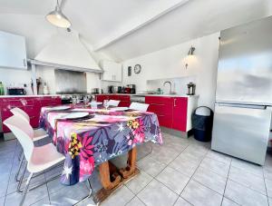 Kuchyň nebo kuchyňský kout v ubytování Villa Mahana - Jardin, Centre-Ville, 8 personnes, 3 chambres, Parking, Clim + 74 fotografií