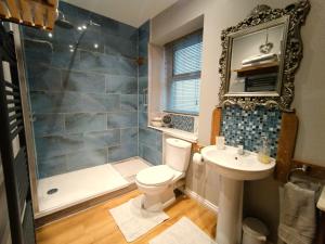 une salle de bain avec toilettes, lavabo et douche dans l'établissement Millpond Cottage, à Purmerend 16 autres photos