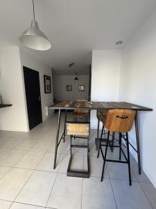 a dining room with a table and some chairs at Appartement moderne centre du Crès in Le Crès +35 photos