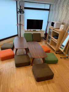 TV a/nebo společenská místnost v ubytování 004T 楽宿 中井 Nakaji 1 100m 大人数グループ 3 新宿2駅4 無料高速Wi - Fi