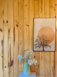 eine blaue Vase mit blauen Blumen auf einem Tisch in der Unterkunft Đà Lạt 2019 homestay in Ấp Phước Thánh