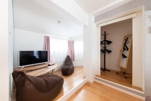 TV a/nebo společenská místnost v ubytování 004T 楽宿 中井 Nakaji 1 100m 大人数グループ 3 新宿2駅4 無料高速Wi - Fi