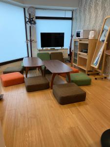 TV a/nebo společenská místnost v ubytování 004T 楽宿 中井 Nakaji 1 100m 大人数グループ 3 新宿2駅4 無料高速Wi - Fi