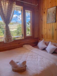ein Schlafzimmer mit einem großen Bett mit Fenster in der Unterkunft Đà Lạt 2019 homestay in Ấp Phước Thánh