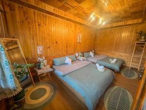 Zimmer mit 2 Betten in einem Holzzimmer in der Unterkunft Đà Lạt 2019 homestay in Ấp Phước Thánh