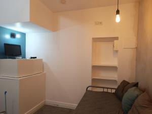 a small room with a bed and a tv at Studio aux portes du théâtre et de la gare in Orange