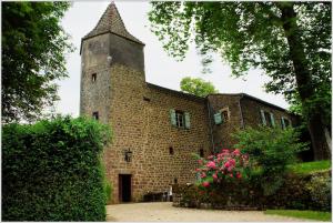 ein altes Backsteingebäude mit einem Turm darüber in der Unterkunft Château Labistoul in Campes