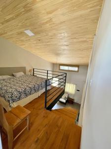 a bedroom with a bed and a wooden ceiling at Loft Jujuy 2 Departamento Céntrico in San Salvador de Jujuy
