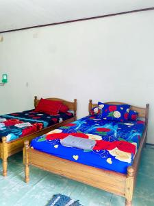 Postel nebo postele na pokoji v ubytování Penginapan Novalin + 8 fotografií
