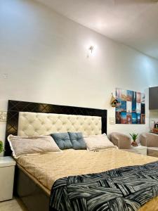 ein Schlafzimmer mit einem großen Bett in einem Zimmer in der Unterkunft Rooftop Bliss in Panchkula