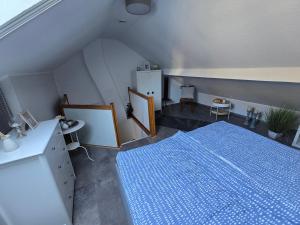 a bedroom with a blue bed and a sink at Zur Königslay in Bullay