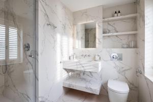 Et badeværelse på Nautica + 42 billeder