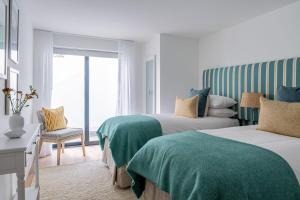 En eller flere senge i et værelse på Nautica