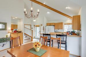 Η κουζίνα ή μικρή κουζίνα στο Hot Tub at Townhome on 8th Green in Redmond